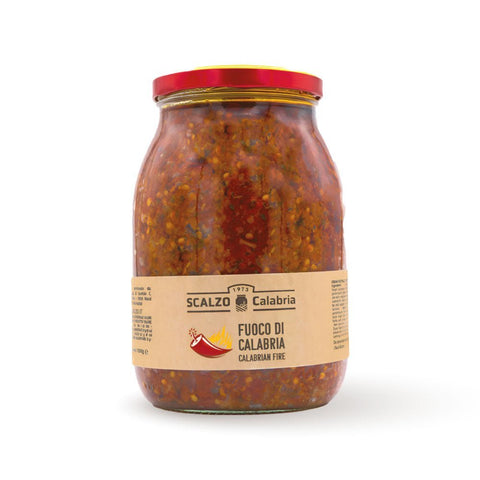 Vaso frontale da 1000 grammi di Fuoco di Calabria Scalzo Calabria, una salsa piccante a base di peperoncini calabresi e altri ingredienti locali, conservata in olio extra vergine d'oliva.