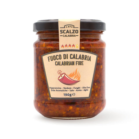 Vaso frontale da 190 grammi di Fuoco di Calabria Scalzo Calabria, una salsa piccante a base di peperoncini calabresi e altri ingredienti locali, conservata in olio extra vergine d'oliva